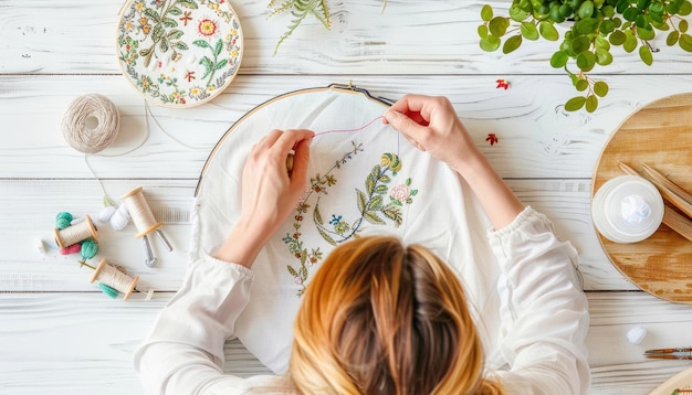 Persoană brodând un model floral